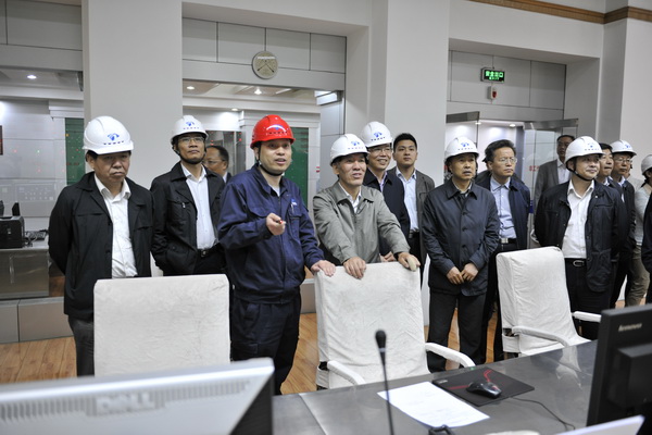 2016年5月24日 水利部总规划师在万家寨电站中控室视察.jpg