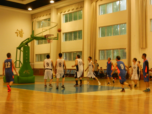 23.参加企业组织的篮球比赛.JPG